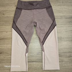 Lululemon High Rise Athletica Crop Pants w/Pockets Size 8 (2 Toned Purple)