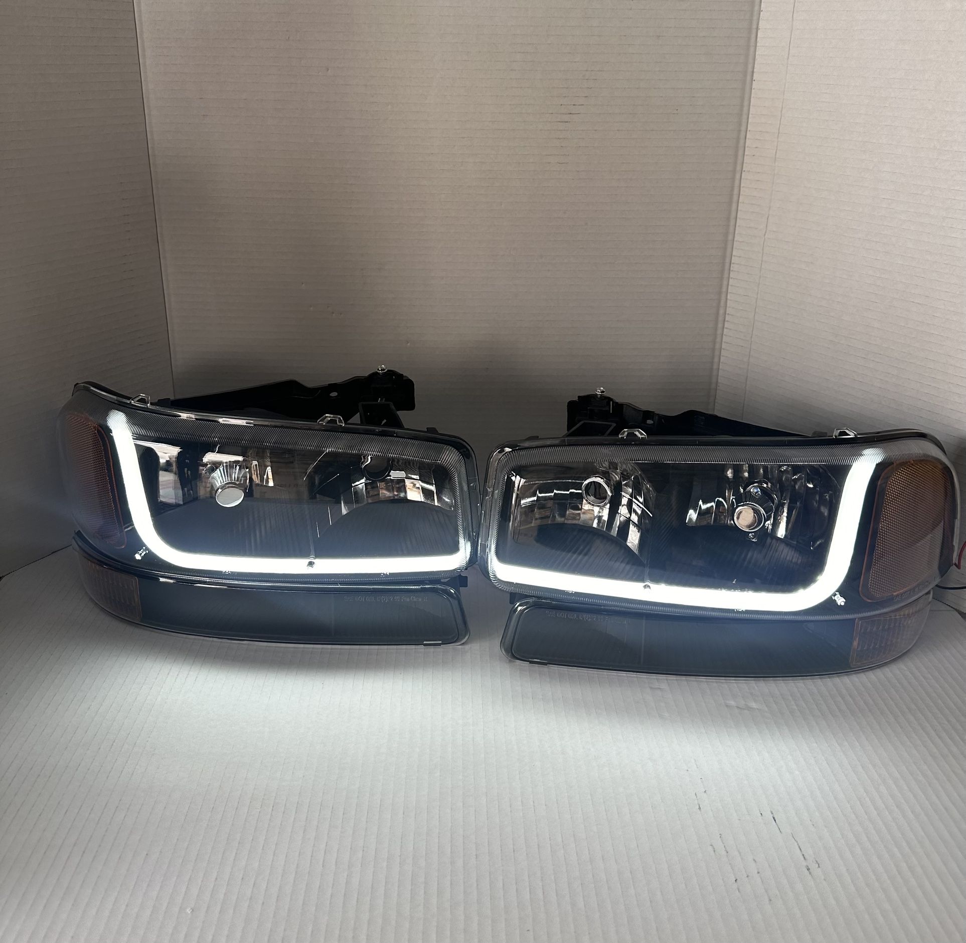 GM Sierra 1(contact info removed) Headlight