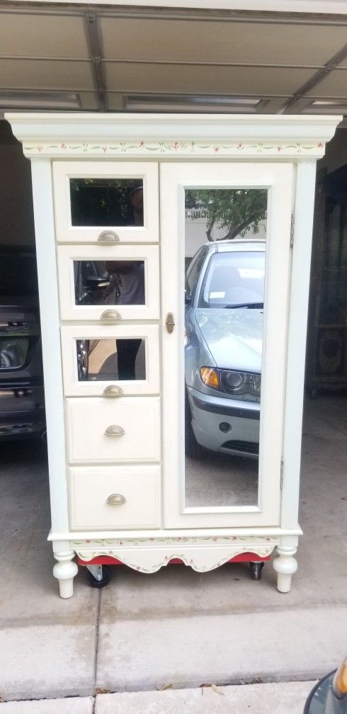Little Girls Mirror Dresser