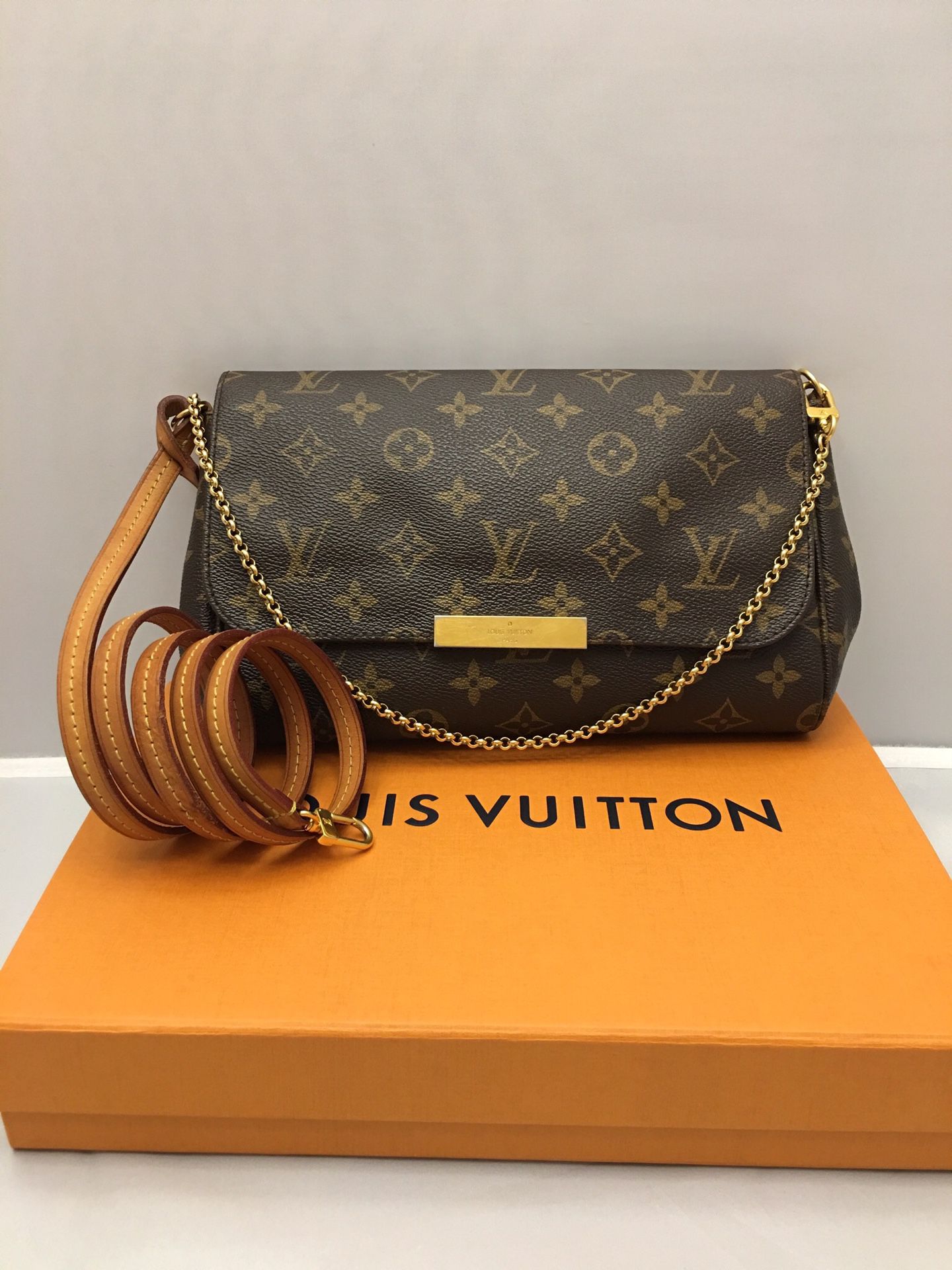 Authentic Louis Vuitton Favorite MM Monogram Canvas Crossbody Bag + Box for  Sale in Chandler, AZ - OfferUp