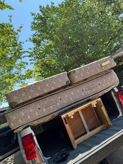 KING SIZE POSTUREPEDIC MATTRESS & BOX SPRINGS