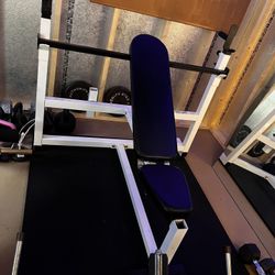 Adjustable weight bench