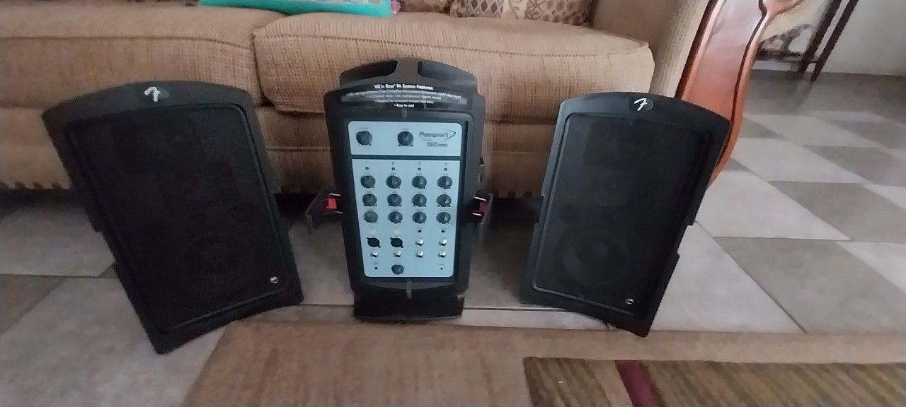 FENDER PASSPORT F150 SPEAKER SYSTEM EXCELLENT CONDITION 