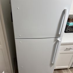 Insignia Fridge Freezer - 18 cubic ft…MINT