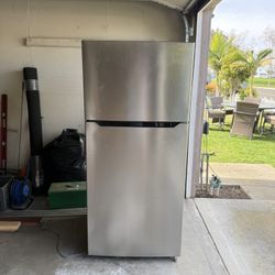Insignia 18 Cu Ft Fridge