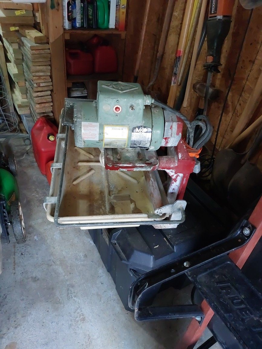 MK 101 Tile saw, includes basin & water pump.