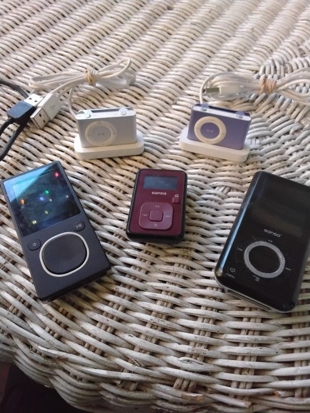 IPOD SHUFFLES (2) SILVER & PURPLE, MICROSOFT ZUNE 8GB, SANSA 4GB & SANSA MAROON MICRO (LOT OF FIVE DATA PLAYERS) $80 FOR ALL OF THEM
