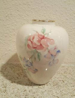 Lenox Decorated 24k Gold Trim Vase made in usa