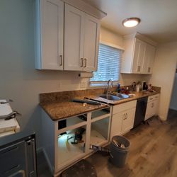 White Shaker Kitchen Cabinets. 