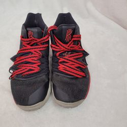 Kyrie NIKE YOUTH SIZE US 6.5 Y See Photos