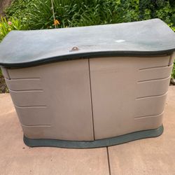 Rubbermaid Storage Container
