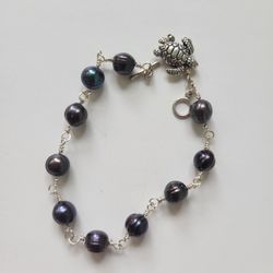 Bracelet Pearl turtle charm 8". Like new