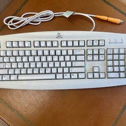 Logitech Deluxe 104 PS/2 KeyBoard