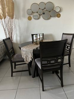 Mesa de comedor de madera y sillas