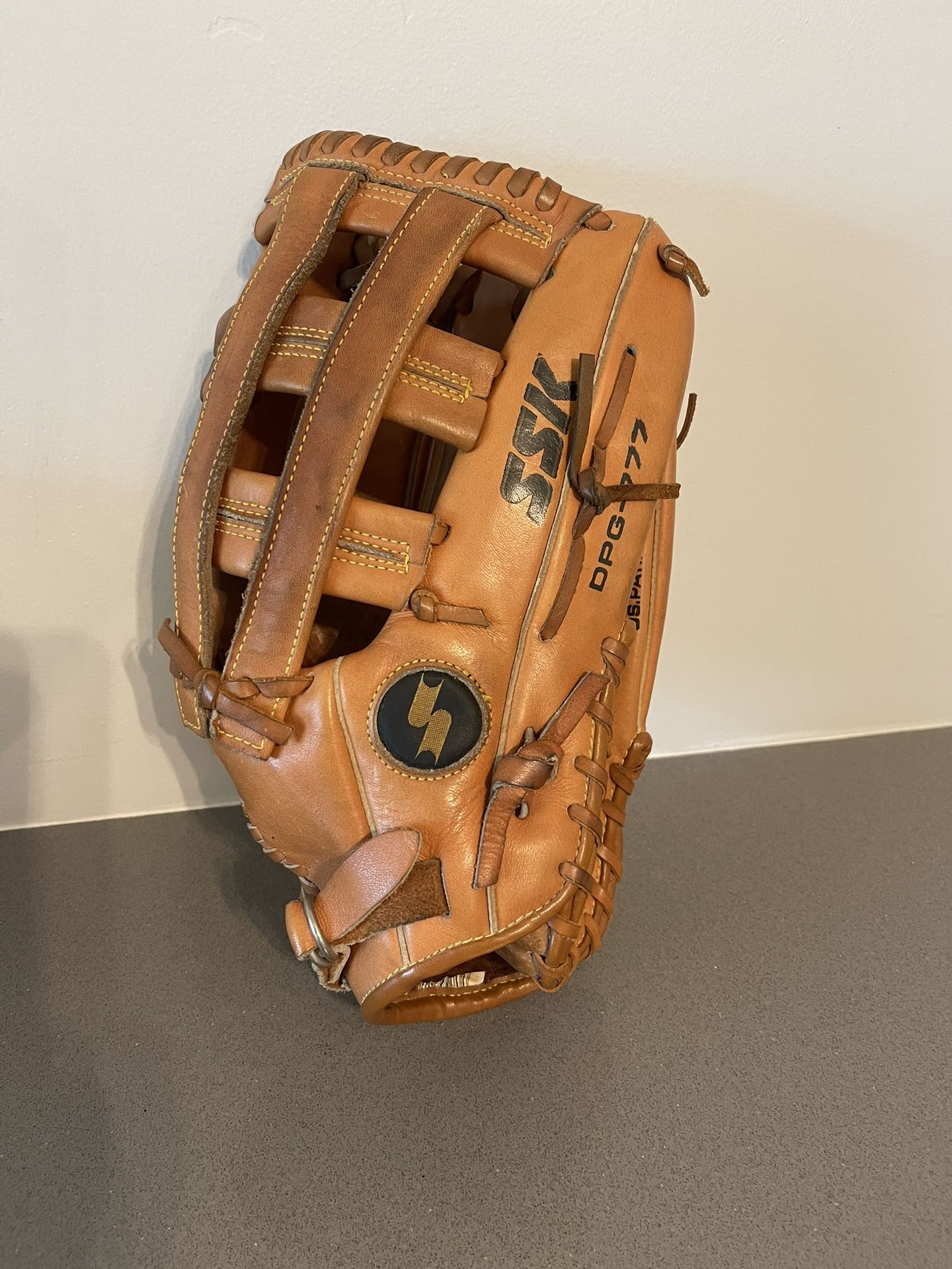 SSK 14 Inch Baseball / Softball Mitt / Glove DPG-777 With Dimple II Technology In Excellent Condition - Right Hand Throw