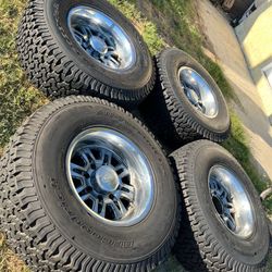 Vendo Un Set De 8 Virlos Cón Llantas LT 315/70r17 Bfgoodrich Ko2 Cón 95% De Vida Las 4 