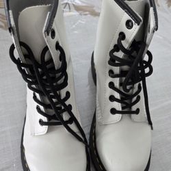 White Lace-Up Boots Dr. Martens Air Wair AW004 Size 7