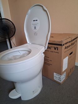 Aqua magic VI space , saving lightweight toilet for r v's and trailers , foot flush slow , close seat and cover ADA compliant seat height new open box