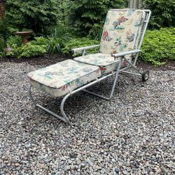 Vintage Mid Century Chaise Lounge. 