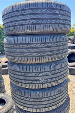 235 55 19 Michelin tires Con 80% de Vida Las 4