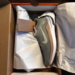 Women's AIR WINFLO 10 MICA GREEN/ LIGHT SILVER Size 9