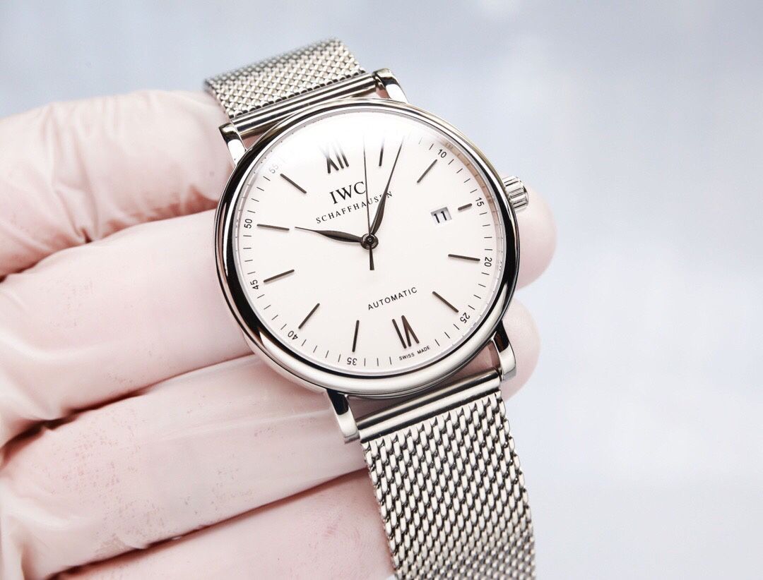 Simple and elegant formal style watch