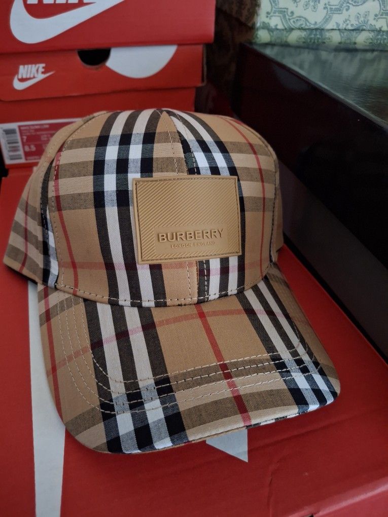 Burberry Hat / New