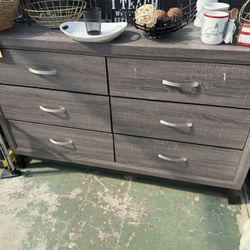 Modern 6-Drawer Dresser – Gray Wood Finish