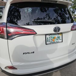 White Toyota RV4 2018 XLE