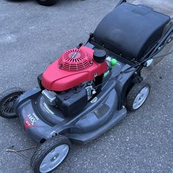 Honda self propelled lawn mower & bagger