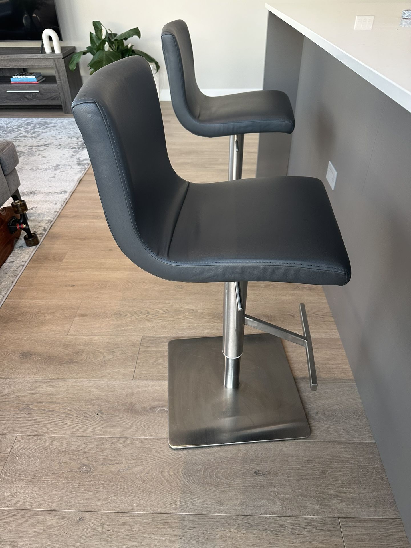 Folkston Upholstered Adjustable Height Counter Stool (Great Condition)