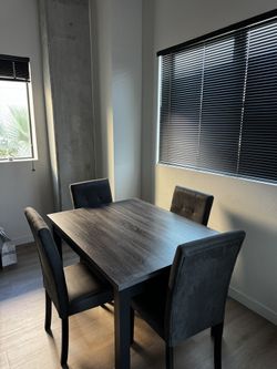 Modern 4-Piece Dining Set – Excellent Condition