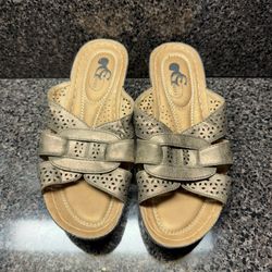 Silver/gold Metallic Woman’s GC Shoes Sandals 6