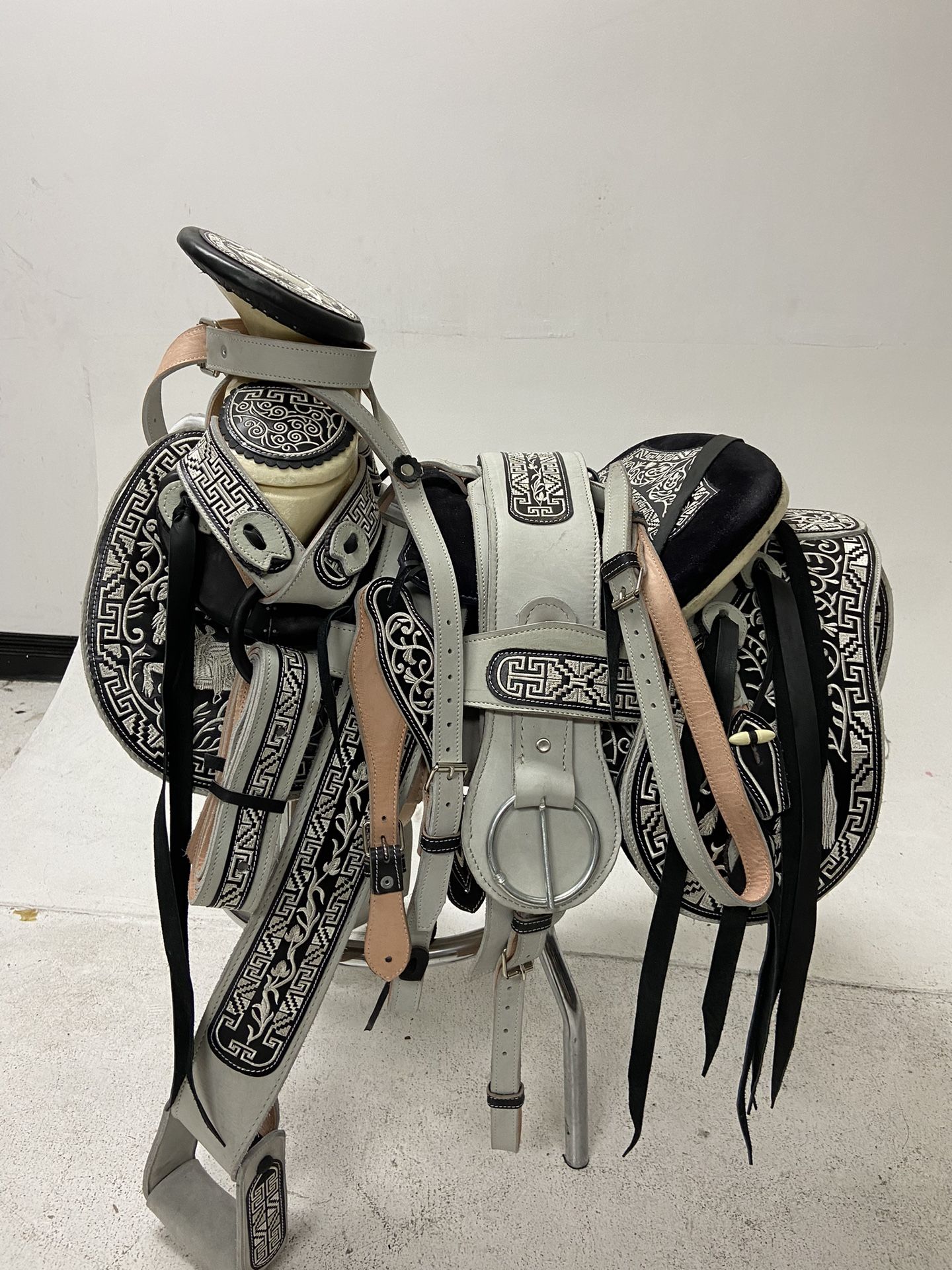 Nueva Montura Charra Bordada Con Cantinas Desmontables