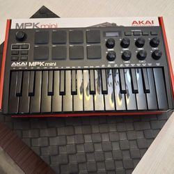 MPK Mini mk3 SE Keyboard Controller (Black on Black)