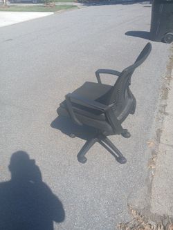 Free computer chair w with cushion.