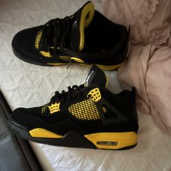 Jordan 4s Yellow Thunder. SIZE11.5