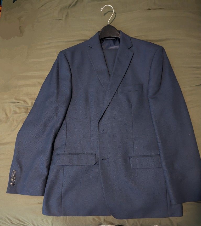 Navy Blue Van Heusen Suit – Size 42R Jacket, 36W x 30L Pants – Modern Fit