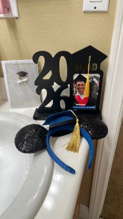 Graduation 👩🏻‍🎓 set picture frame new / Disneyland ears used / new card never used