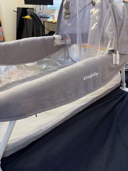 Portable baby bed