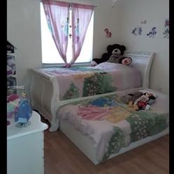 kids/ teens bedroom Set ( 2 beds +2 trundles beds+ 1 nightstand+ big dresser chest)total of 6 pcs ..