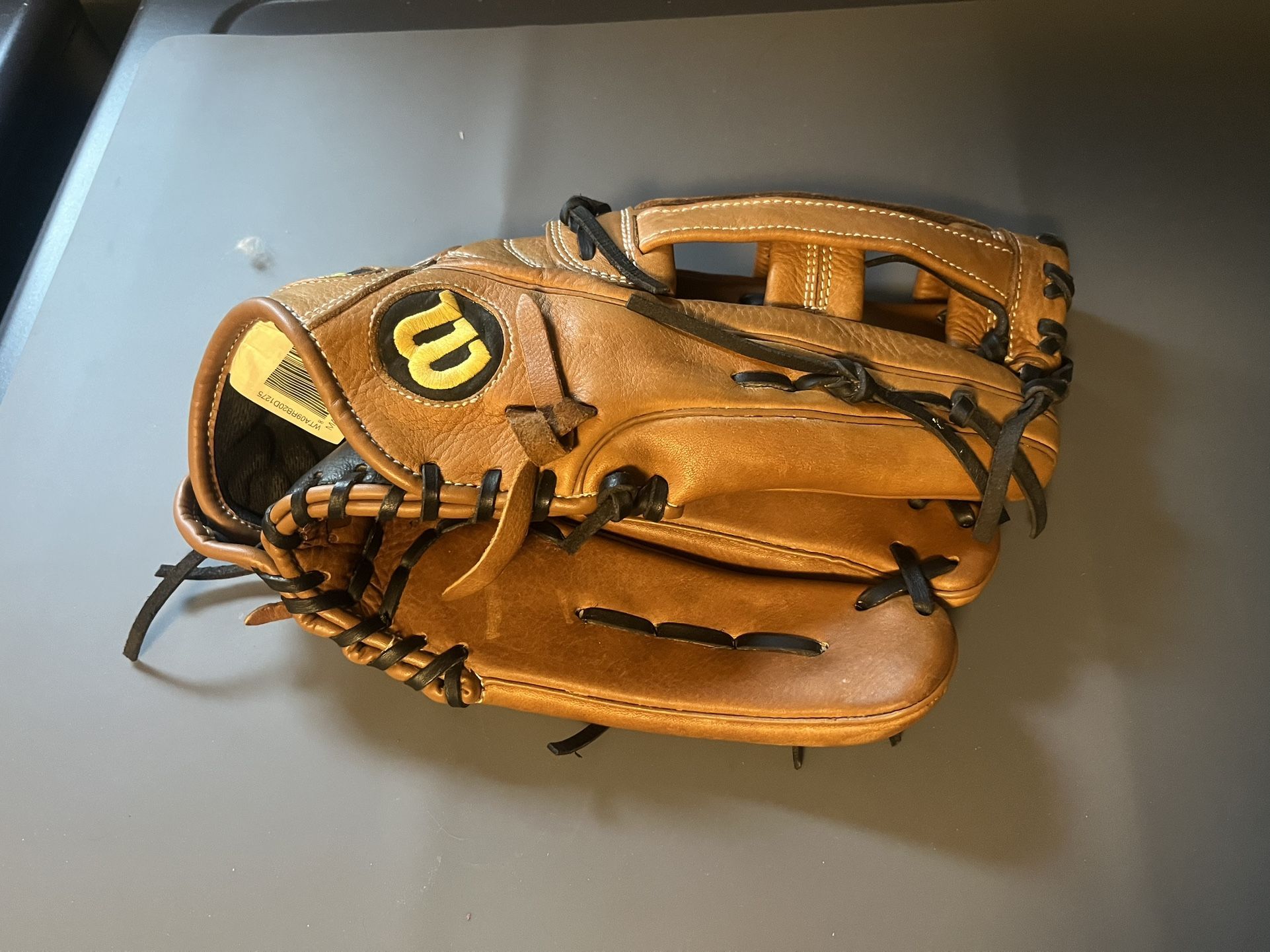 Wilson A950 Baseball/Softball Glove. RH throw.
