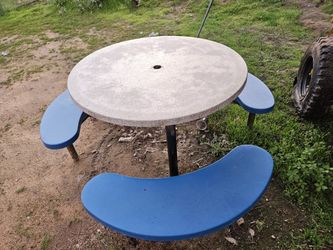patio round fiberglass 42" metal legs sit 6  ,in good condition, pickup only $200.