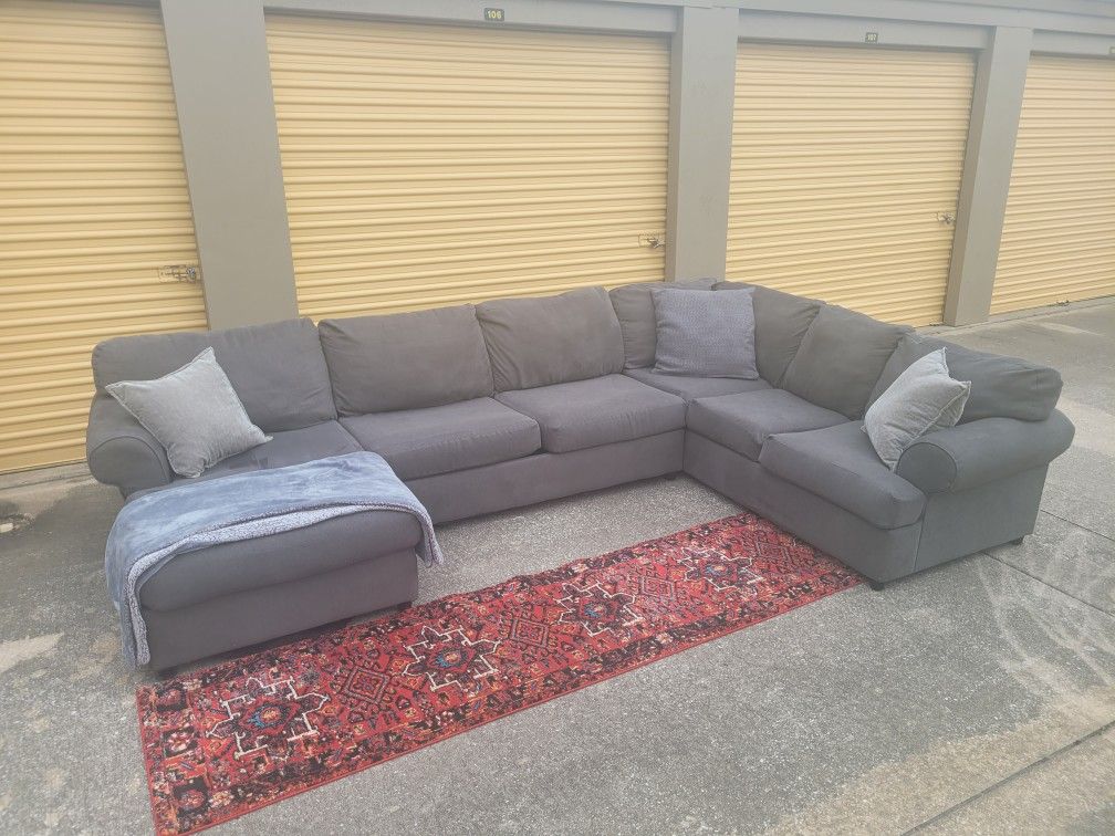 Beautiful Grey 3 peice sectional. Free Delivery available