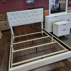 New 4pc Queen Bedroom Set Queen Bedframe Dresser Nightstand 