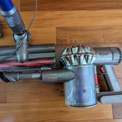Dyson Vacuum Cleaner With New Battery 