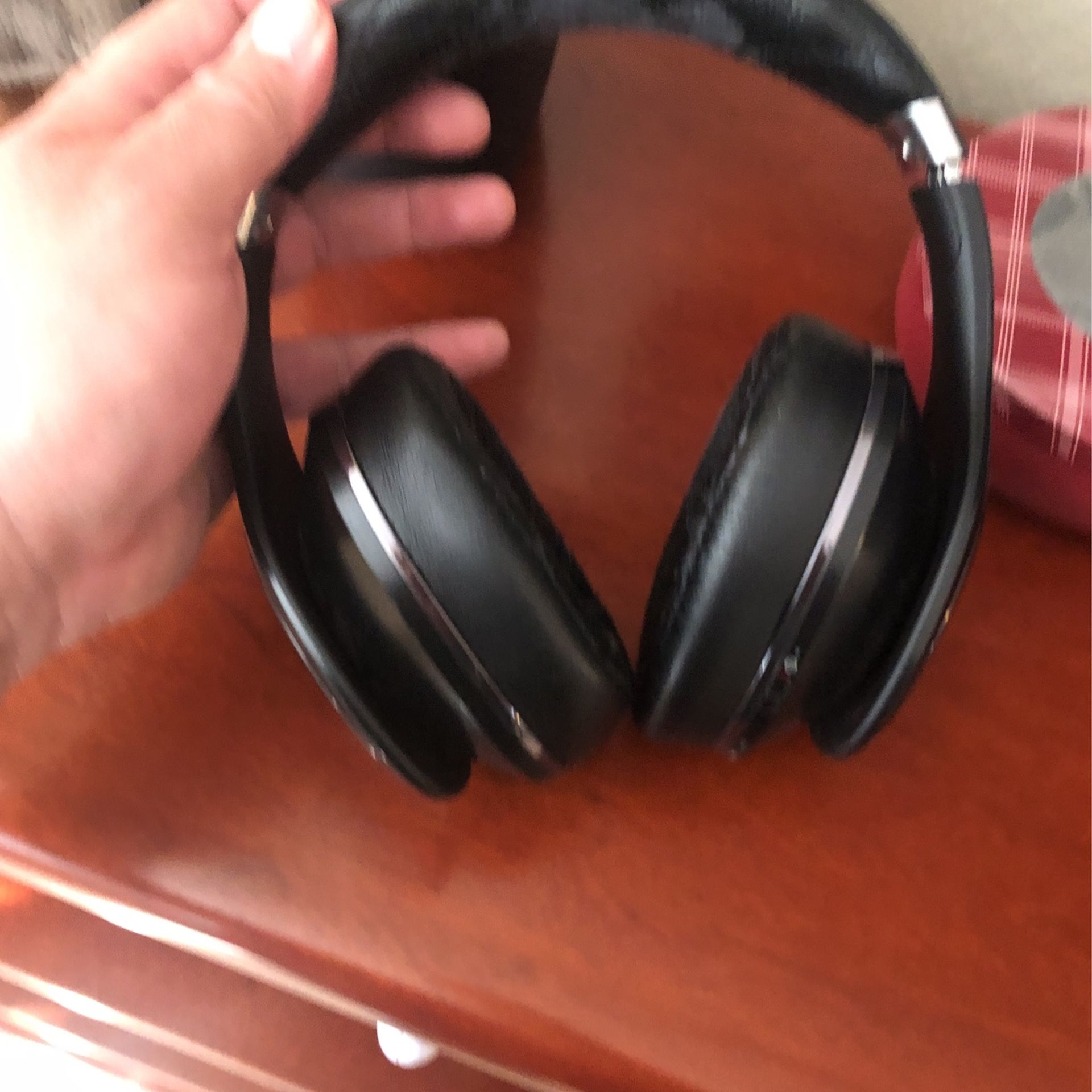 Samsung Level Over Headphones