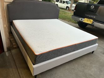 CAMA KING SZ TAPIZADA EN GRIS OCURO Y CLARO CON COLCHÓN MEMORY FOAM USADA COLO NUEVA NO NECESITA BOX SPRING