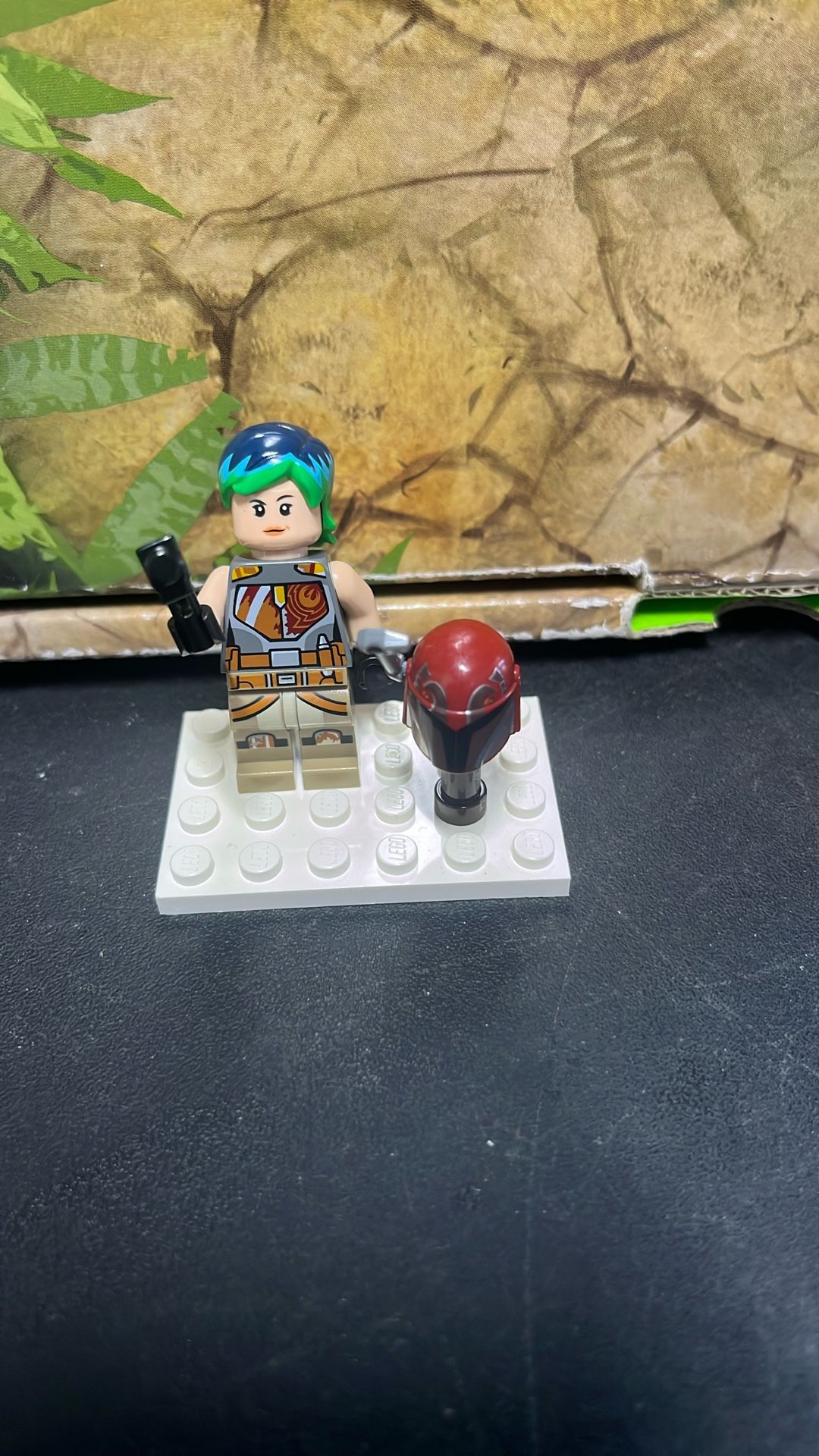 LEGO Star Wars Rebels from 75106 Sabine Wren/Mandalorian Red Helmet W Blue Hair Minifigure
