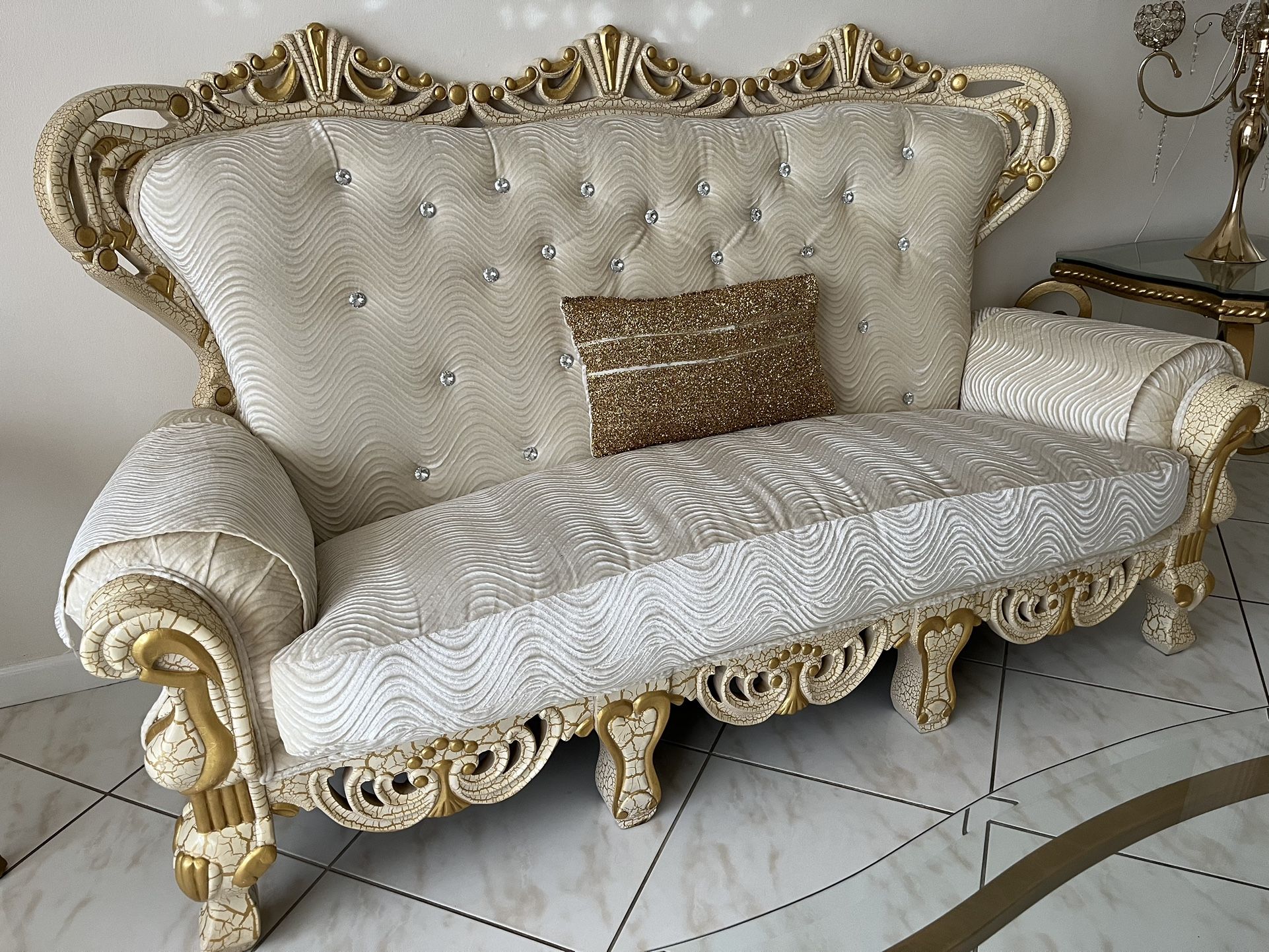 French credential sofa set
